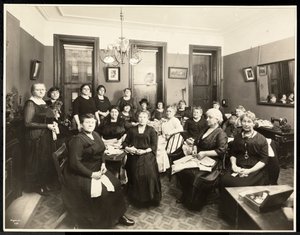 Ein Nähkreis von Frauen in der 157 East 94th Street, Upper East Side, New York, 1920